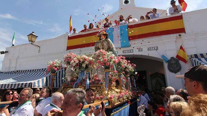 La romería de la Virgen de Bótoa atrae a miles de pacenses hasta su ermita