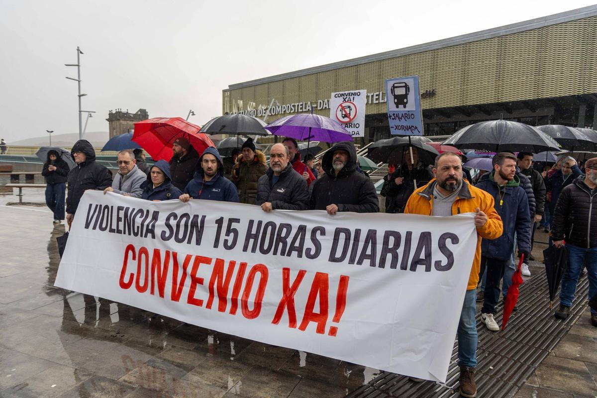 Participantes en la protesta convocada por la CIG en la Intermodal este jueves.