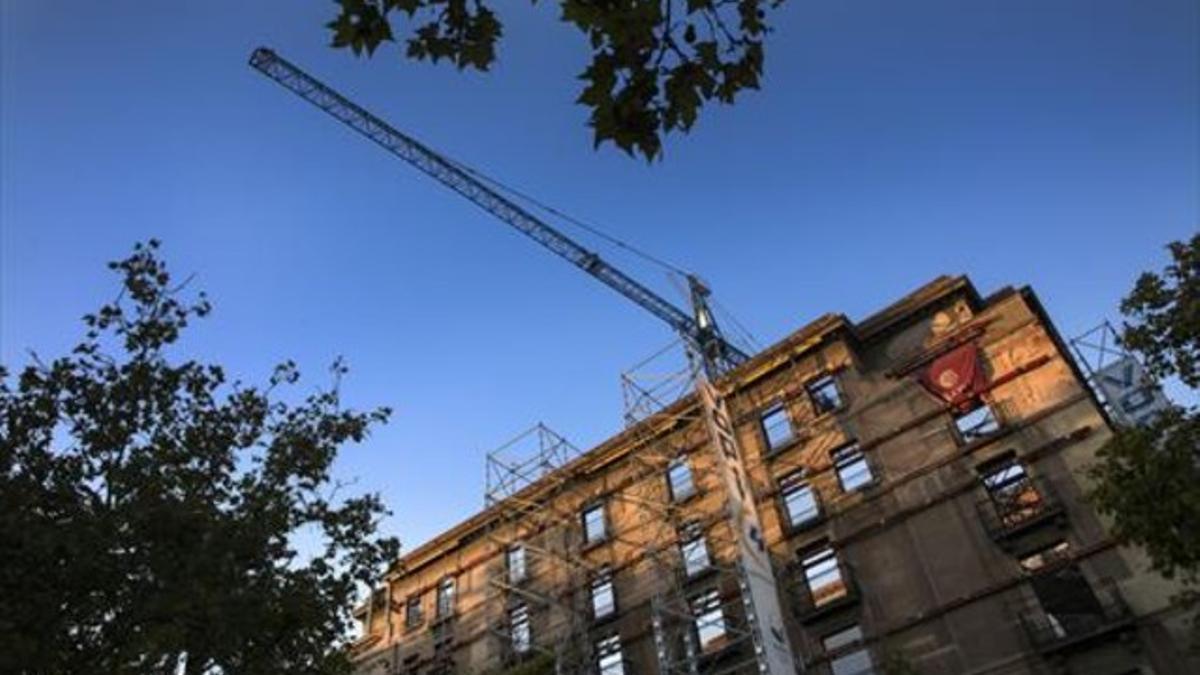 Obras de un hotel en construcción en la plaza del Duc de Medinaceli.