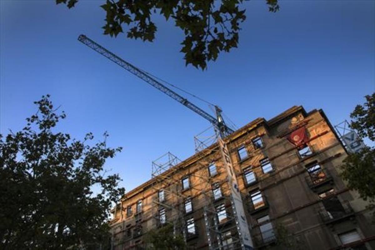 Obras de un hotel en construcción en la plaza del Duc de Medinaceli.