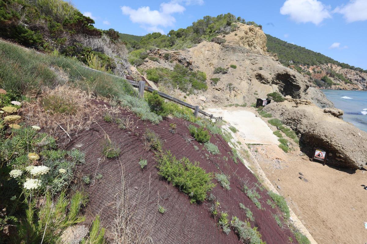 Todas las imágenes de la playa de Aigües Blanques, cerrada por peligro de desrrumbamiento