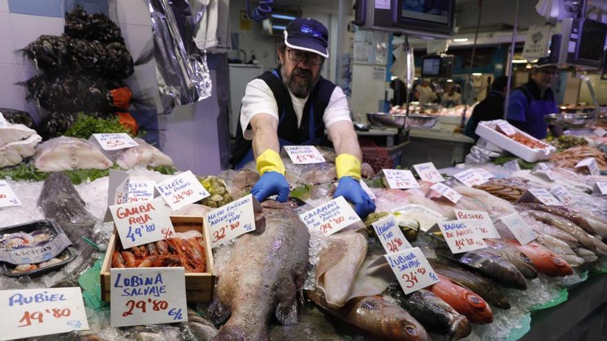 El pescadero Juan Manuel Ferrero coloca el mostrador de su pescadería. | RICARDO SOLÍS