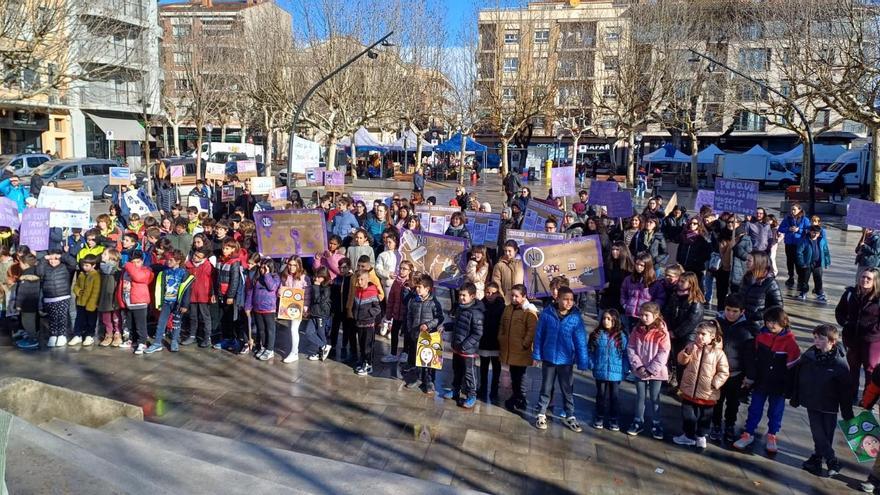 Concentració d’infants de centres escolars de la comarca a la plaça del Camp de Solsona