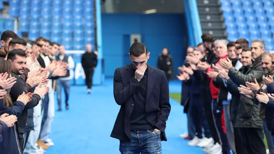 Empleados y jugadores del Deportivo despiden a Lucas Pérez con un pasillo