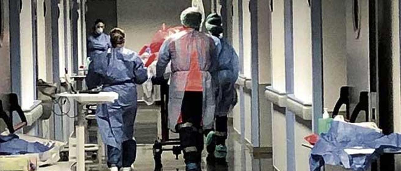 Sanitarios trasladan a un paciente por los pasillos del hospital de Sant Joan de DÃ©u.