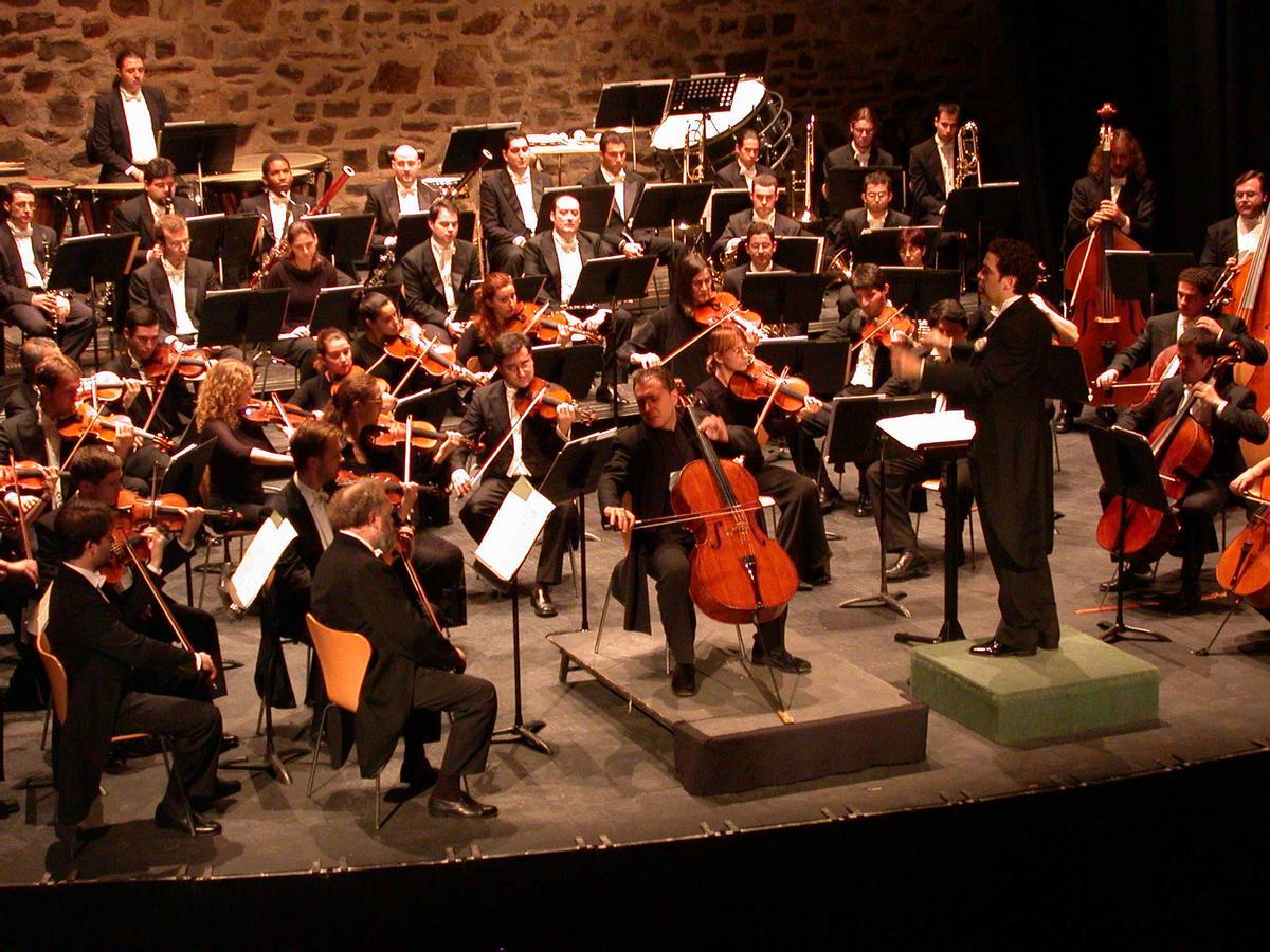 Año 2002. La Oex actúa en el Gran Teatro de Cáceres