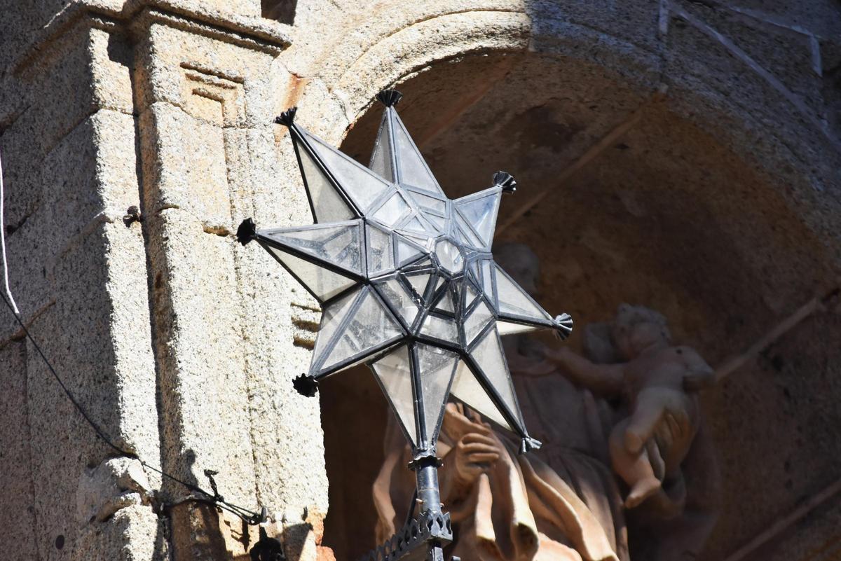 Galería | Así es la pequeña corona de la Virgen del Arco de la Estrella de Cáceres
