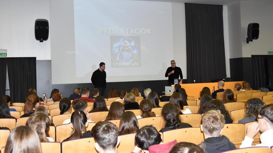 Alejandro Barón presenta su primera novela, ‘Kosmochoria’, en el Centro San Valero de Zaragoza