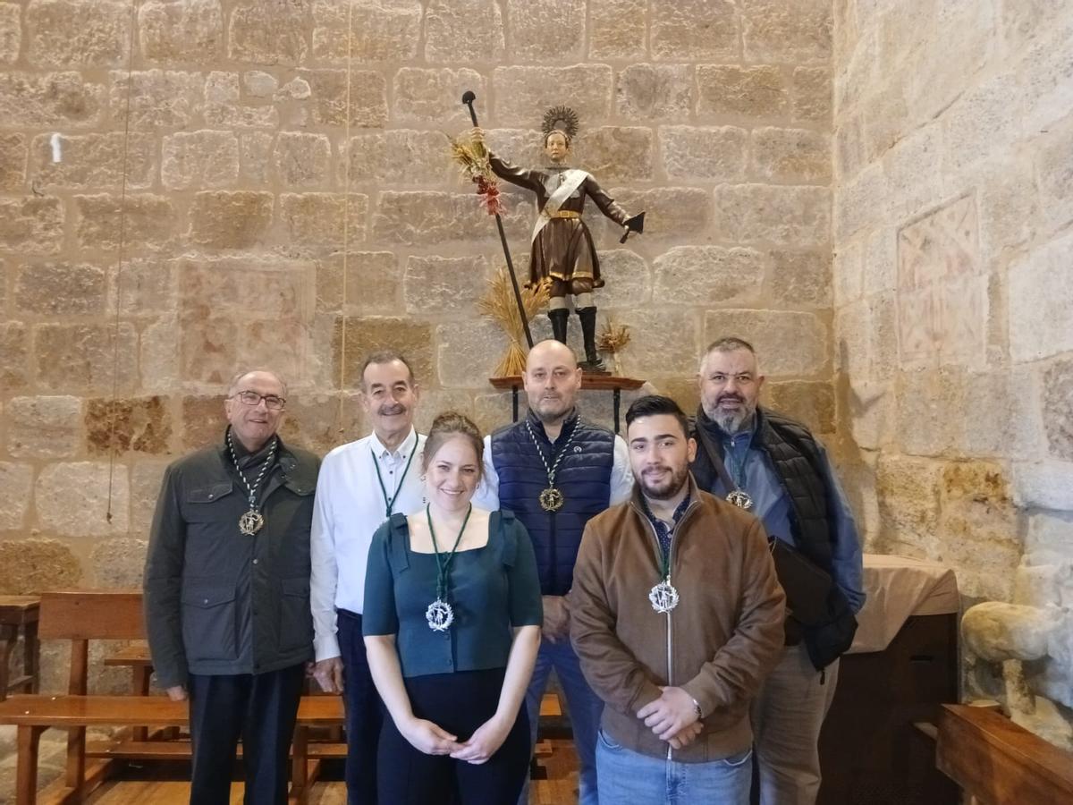 La directiva de la Cofradía de San Isidoro, con su presidente a los pies de la imagen.