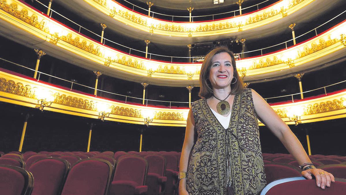 Sara Fernández en el patio de butacas del Teatro Principal, antes de la entrevista con EL PERIÓDICO.