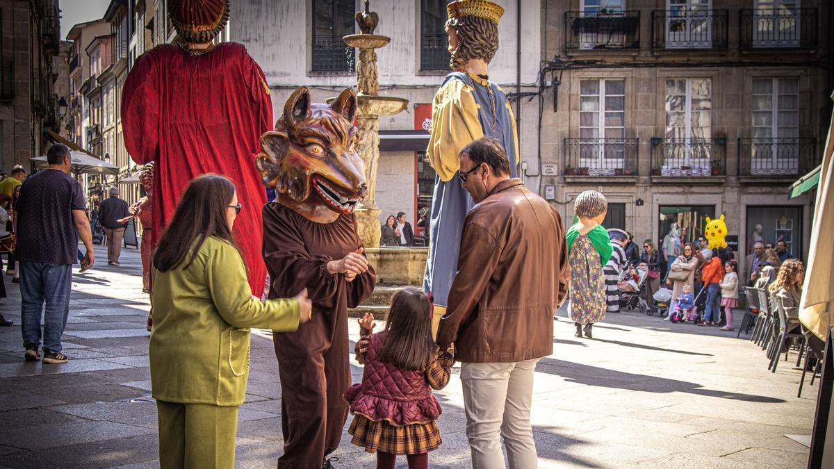 Ourense se llena de fe y coloridas explosiones por San Lázaro