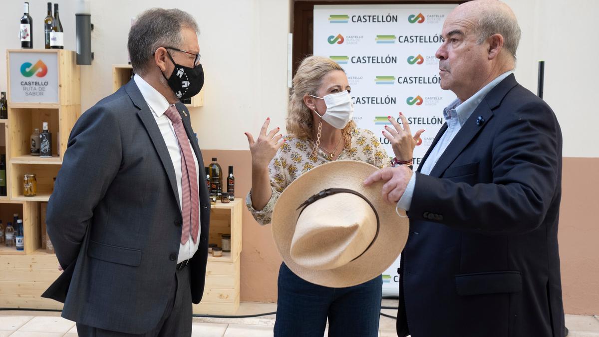 El actor, junto al presidente de la Diputación y a la responsable de Turismo.