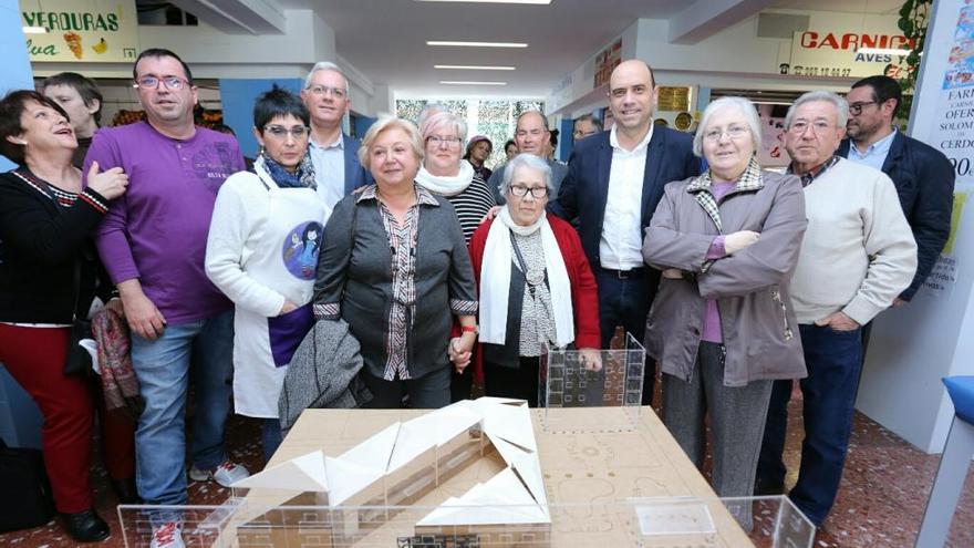 Echávarri presenta la maqueta del mercado municipal de Virgen del Remedio