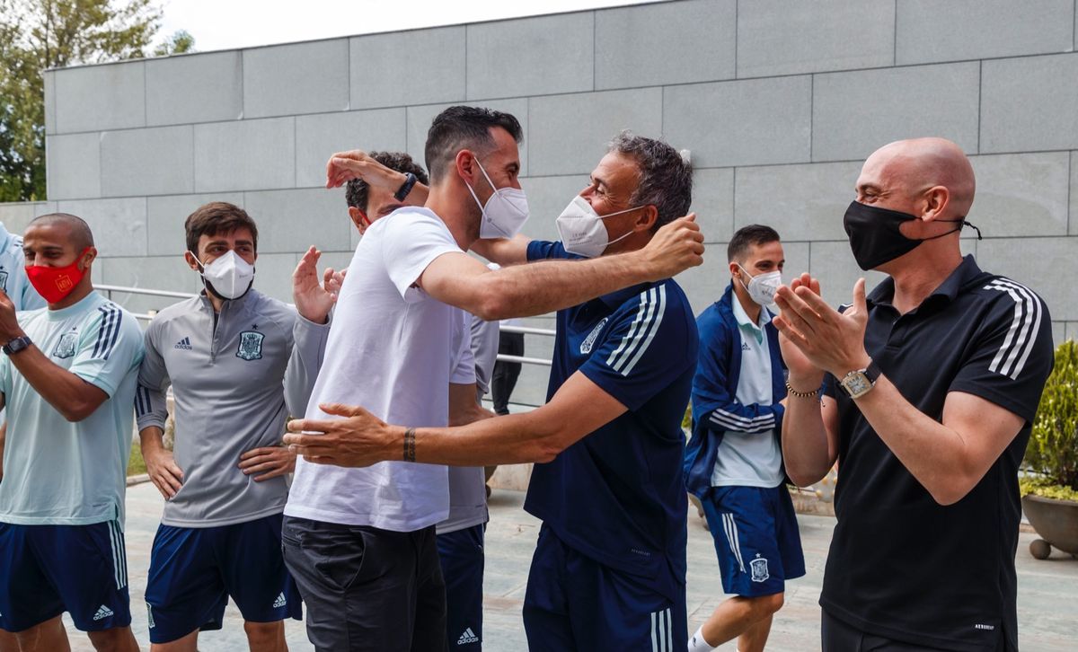 Busquets y Luis Enrique se saludan a la llegada del azulgrana a la concentración.