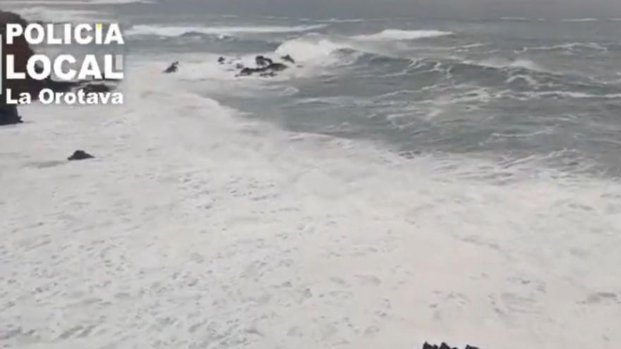 El fuerte oleaje obliga a cerrar las playas de La Orotava y La Laguna