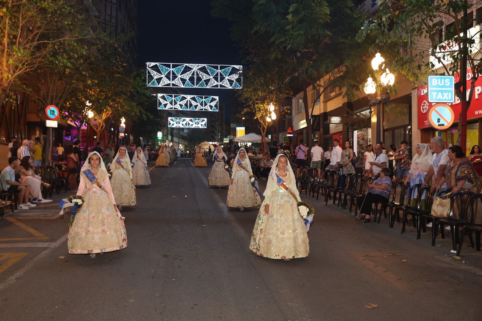 Carmen, Nerea y las dos cortes rematan la Ofrenda de Alicante