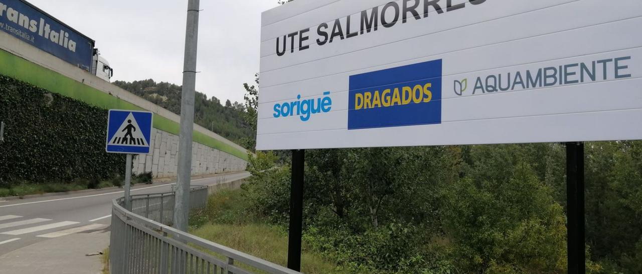 Cartell ja instal·lat al pont d’entrada a Sant Vicenç que anuncia les obres del nou col·lector