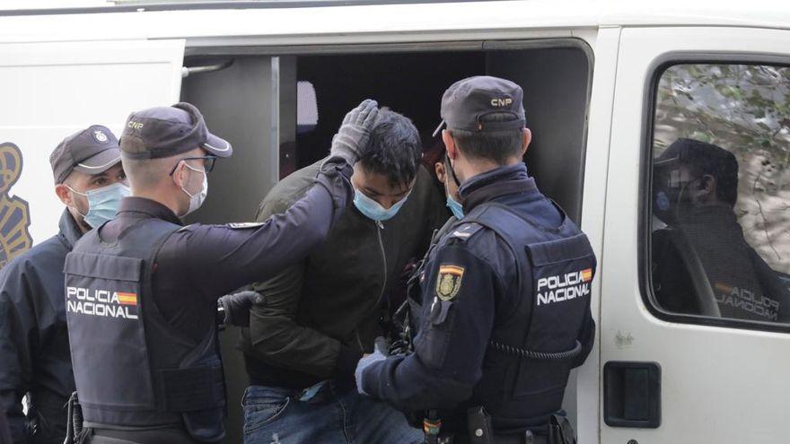 Einer der nach der Notlandung am Flughafen festgenommenen Migranten.