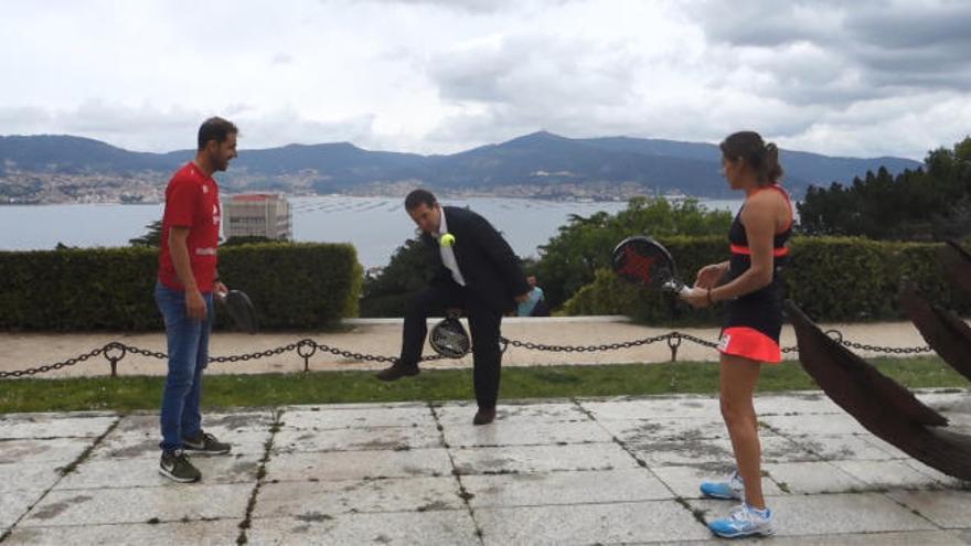 Abel Caballero se anima con la pala en la presentación del World Padel Tour