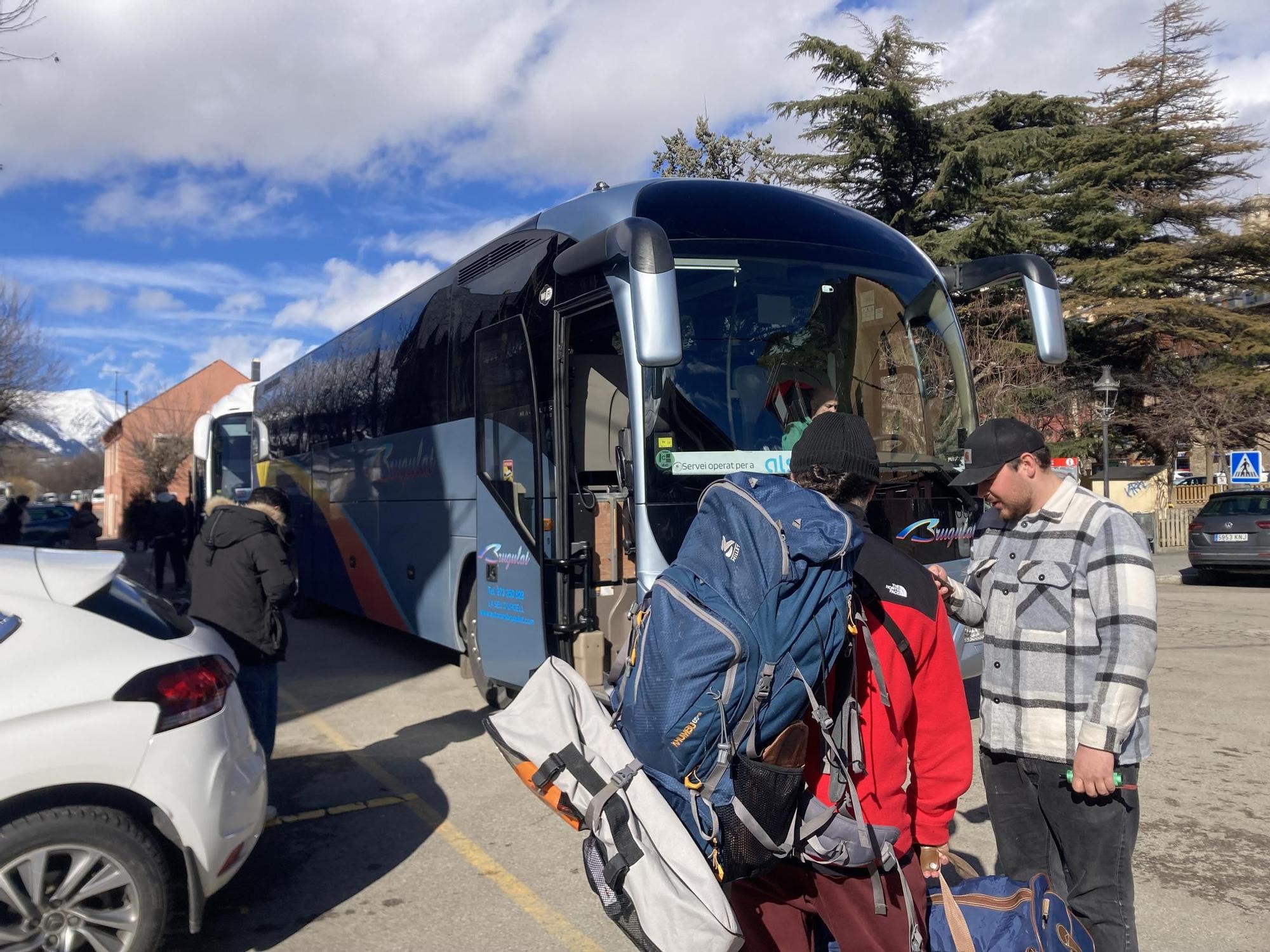Vehicles i autocar aturats a la plaça de l'Estació de Puigcerdà en hora punta amb l'arribada de visitants