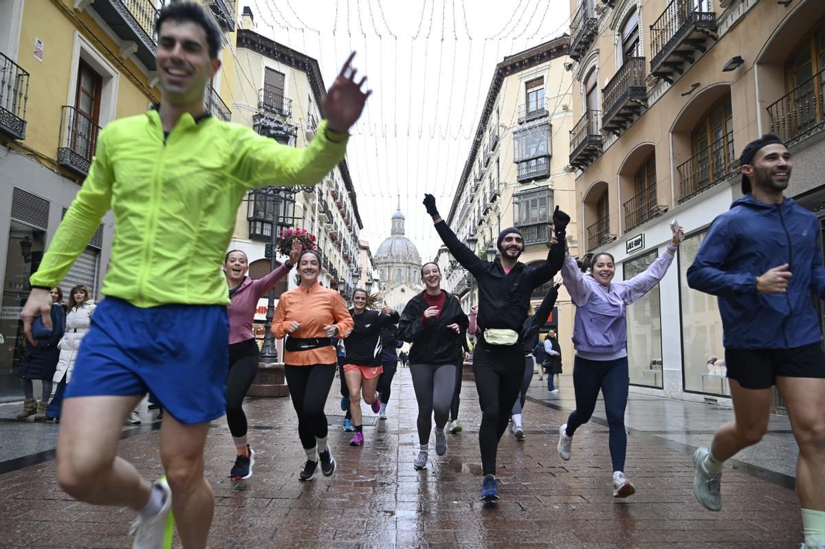 En imágenes | Runneo, el club de 'running' más viral de Zaragoza que mezcla carreras con 'cachondeo'