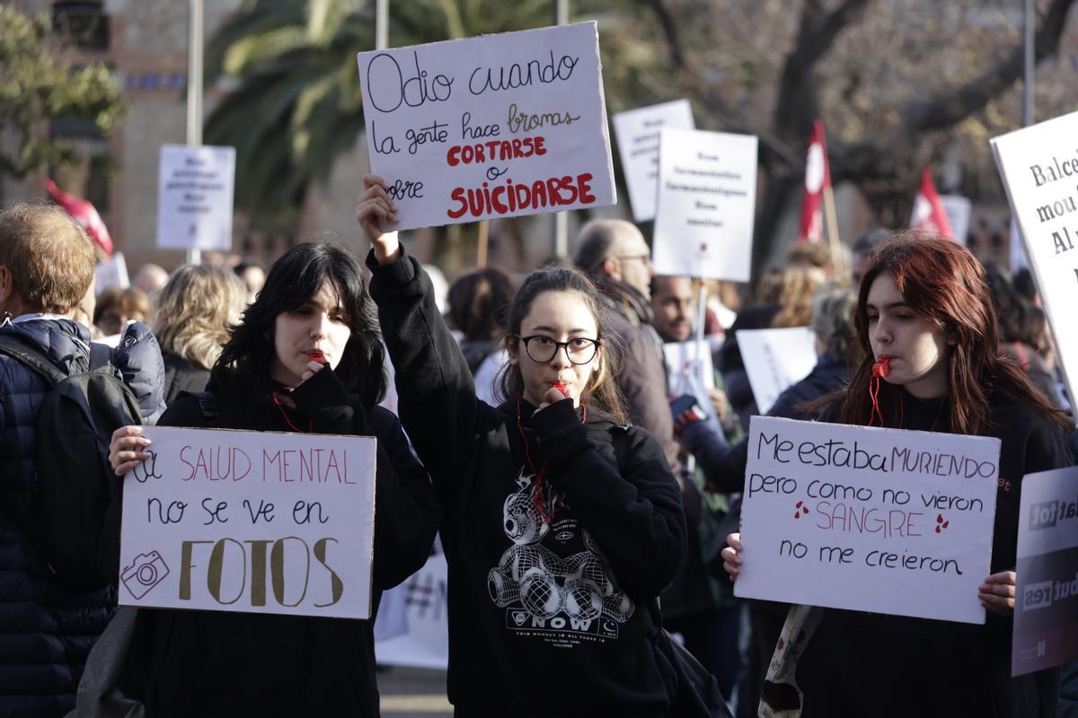 Los sanitarios se han manifestado desde el Departament de Salut hasta la estación de Sants en defensa de la sanidad pública durante el primer día de la huelga de médicos.