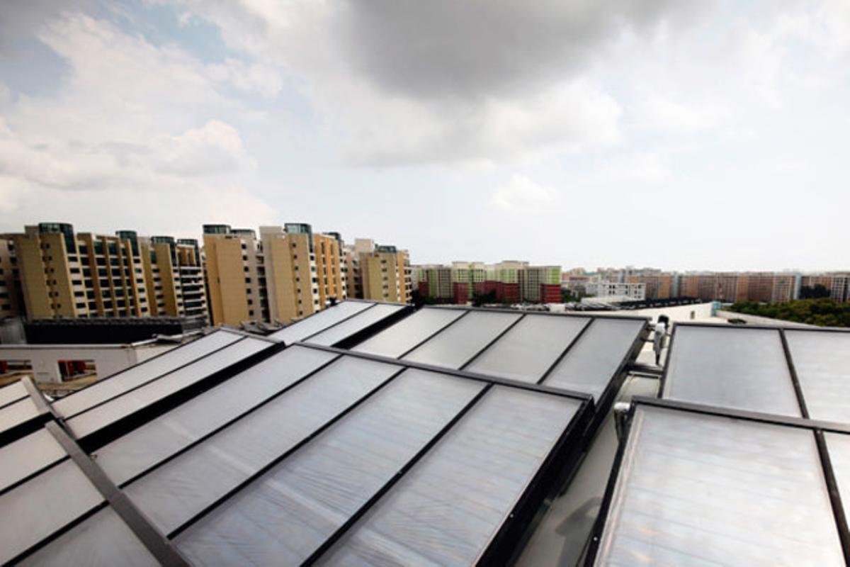 Placas solares en un edificio de una zona residencial en Singapur.