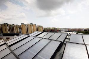 Plaques solars en un edifici d’una zona residencial a Singapur.