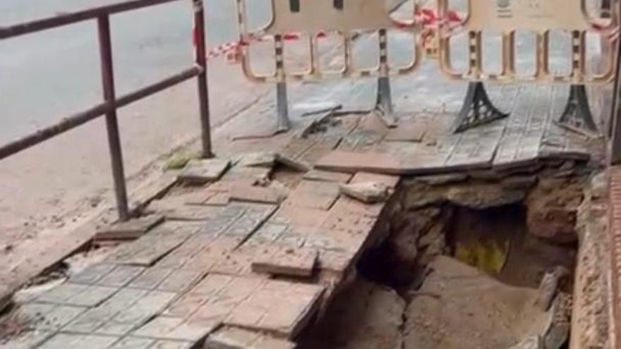 Danys materials d'una de les fuites d'aigua a la carretera de Santpedor de Manresa