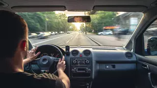 Si haces esto al volante, te enfrentas a multas de 500 euros y a la retirada de 6 puntos en el carné de conducir: es un aviso de la Guardia Civil
