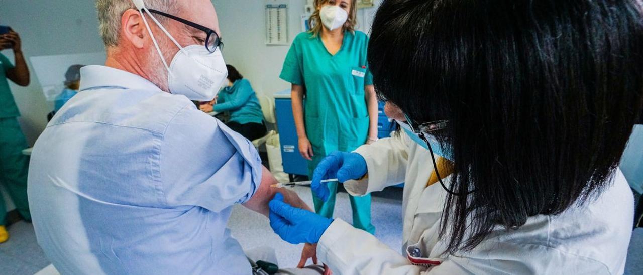 Un hombre es vacunado en un centro de salud italiano.