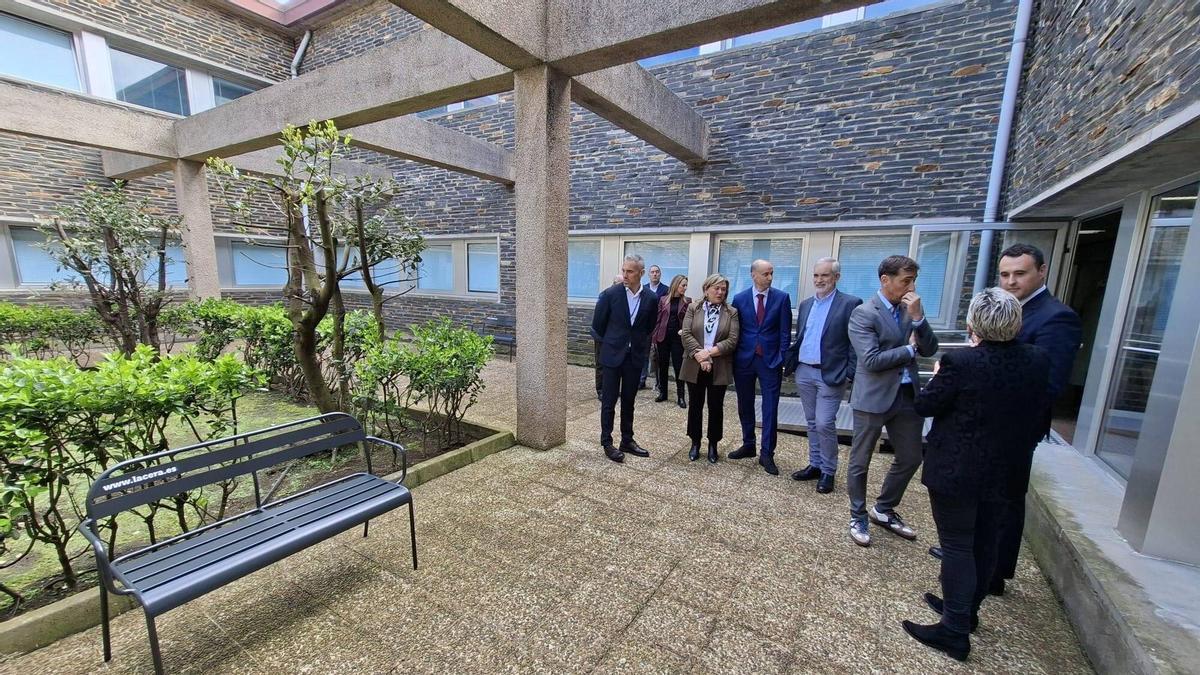 Visita de la consejera de Salud, Conchita Saavedra, y del consejero de Hacienda, Guillermo Peláez, al Hospital de Jarrio (Coaña), el pasado mes de marzo.