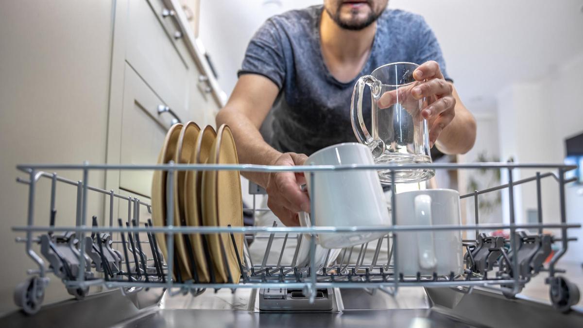 Así puede intentar limpiar los vasos con manchas blancas por culpa del lavavajillas