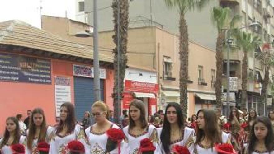 Lluvia de flores para el santo