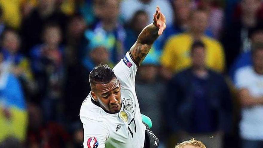 Boateng parece caer, con Kovalenko por detrás.