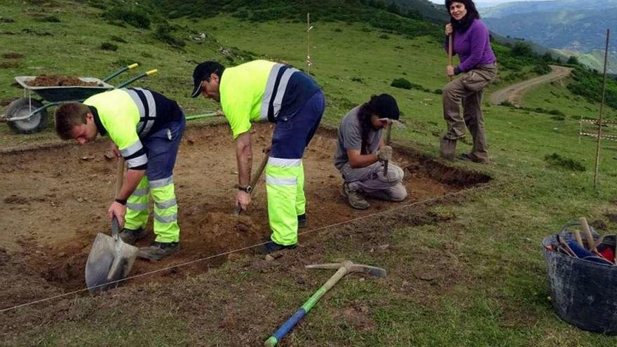 Los arqueólogos Esperanza Martín y Diego Díaz, con los operarios José López y Juan Vázquez, durante las excavaciones en Carraceo el pasado verano.