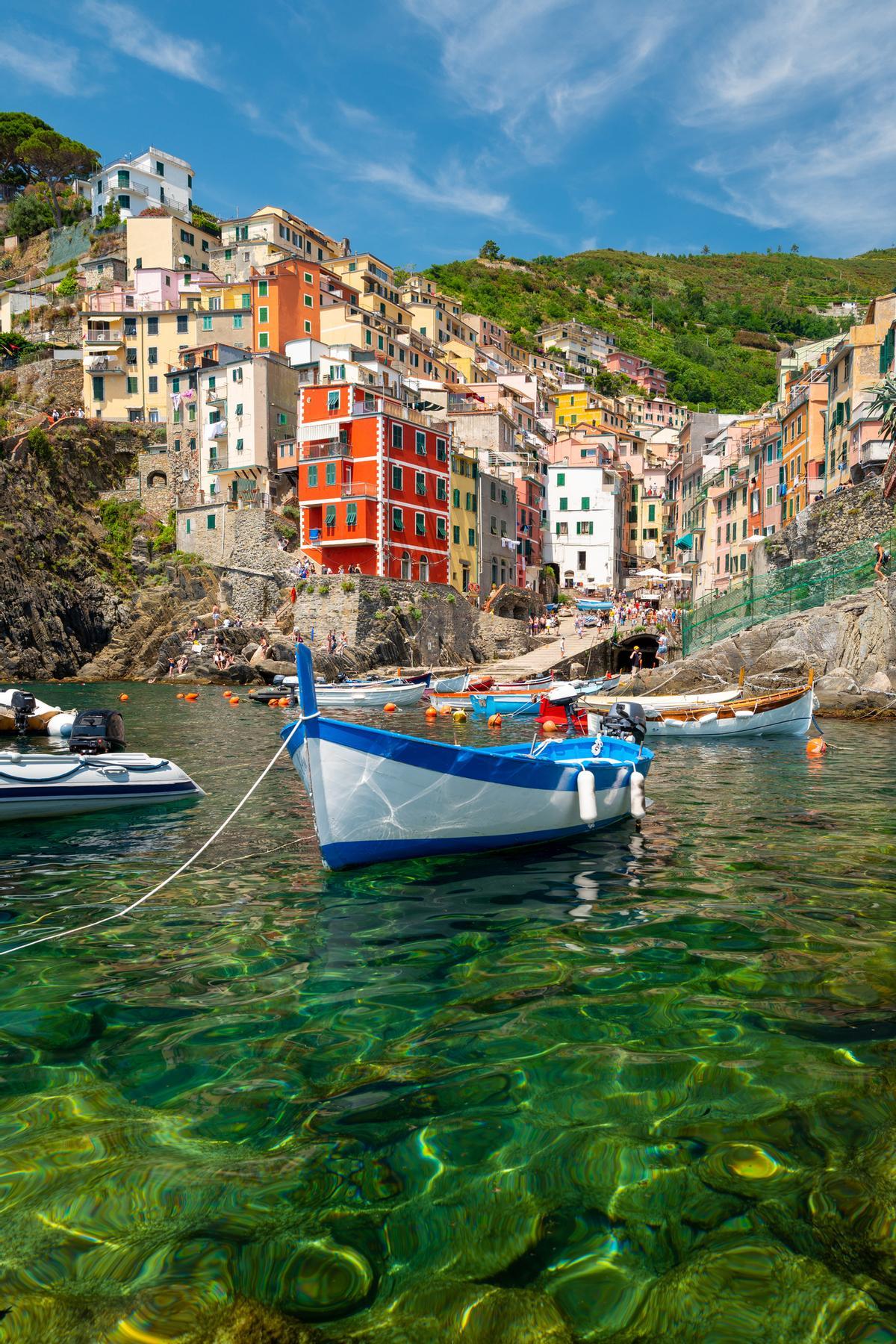 El pueblo de Riomaggiore con casas bañadas por el mar