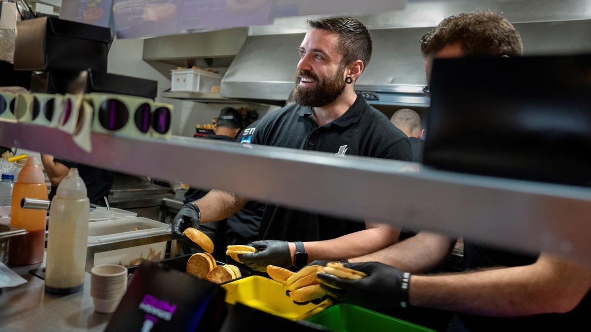 Esttik prepara una hamburguesa.