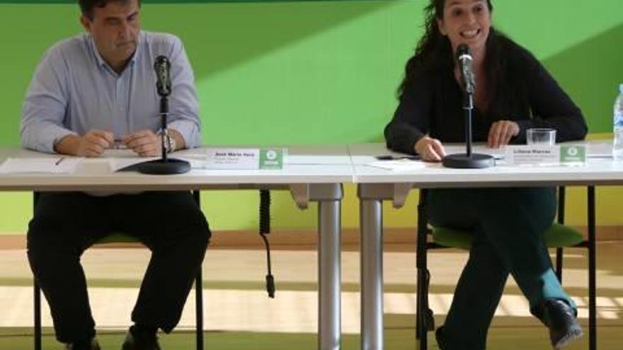 José María Vera i Liliana Marcos, durant la presentació de l&#039;informe