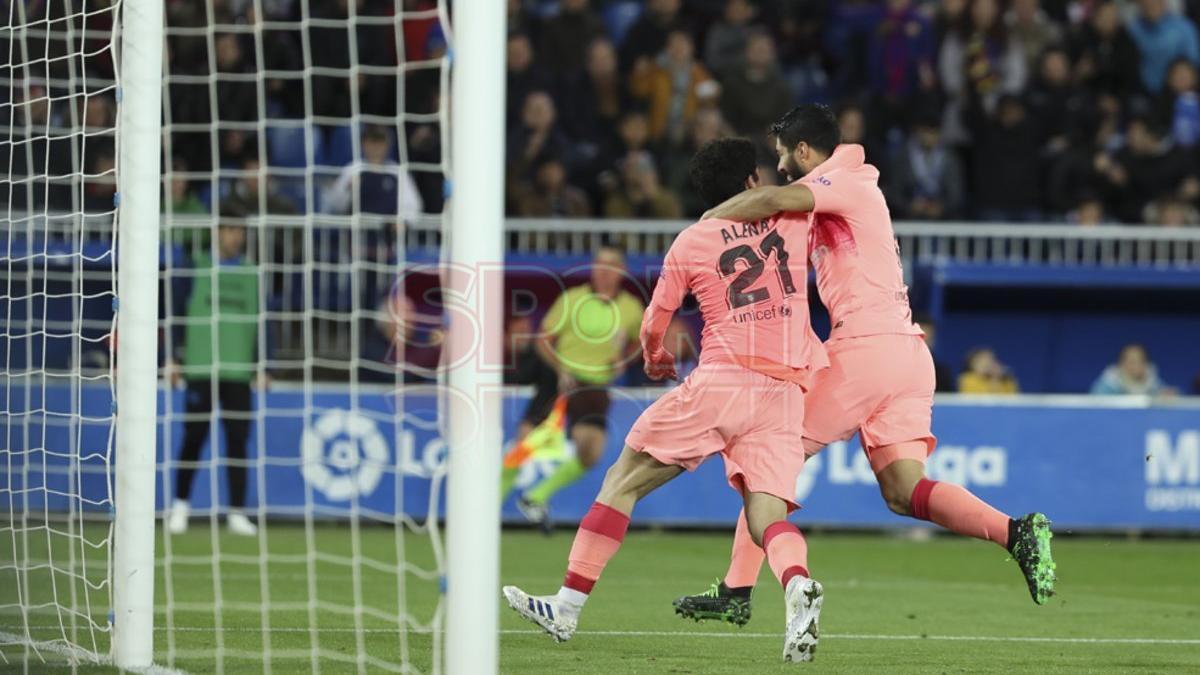 Carles Aleñá celebra el gol que abrió la victoria del FC Barcelona ante el Alavés