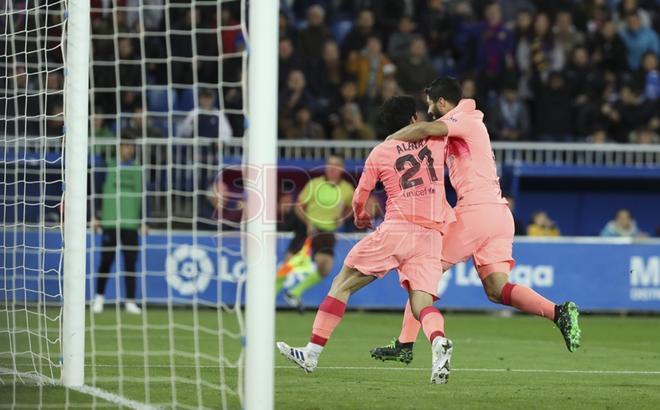 Carles Aleñá celebra el gol que abrió la victoria del FC Barcelona ante el Alavés
