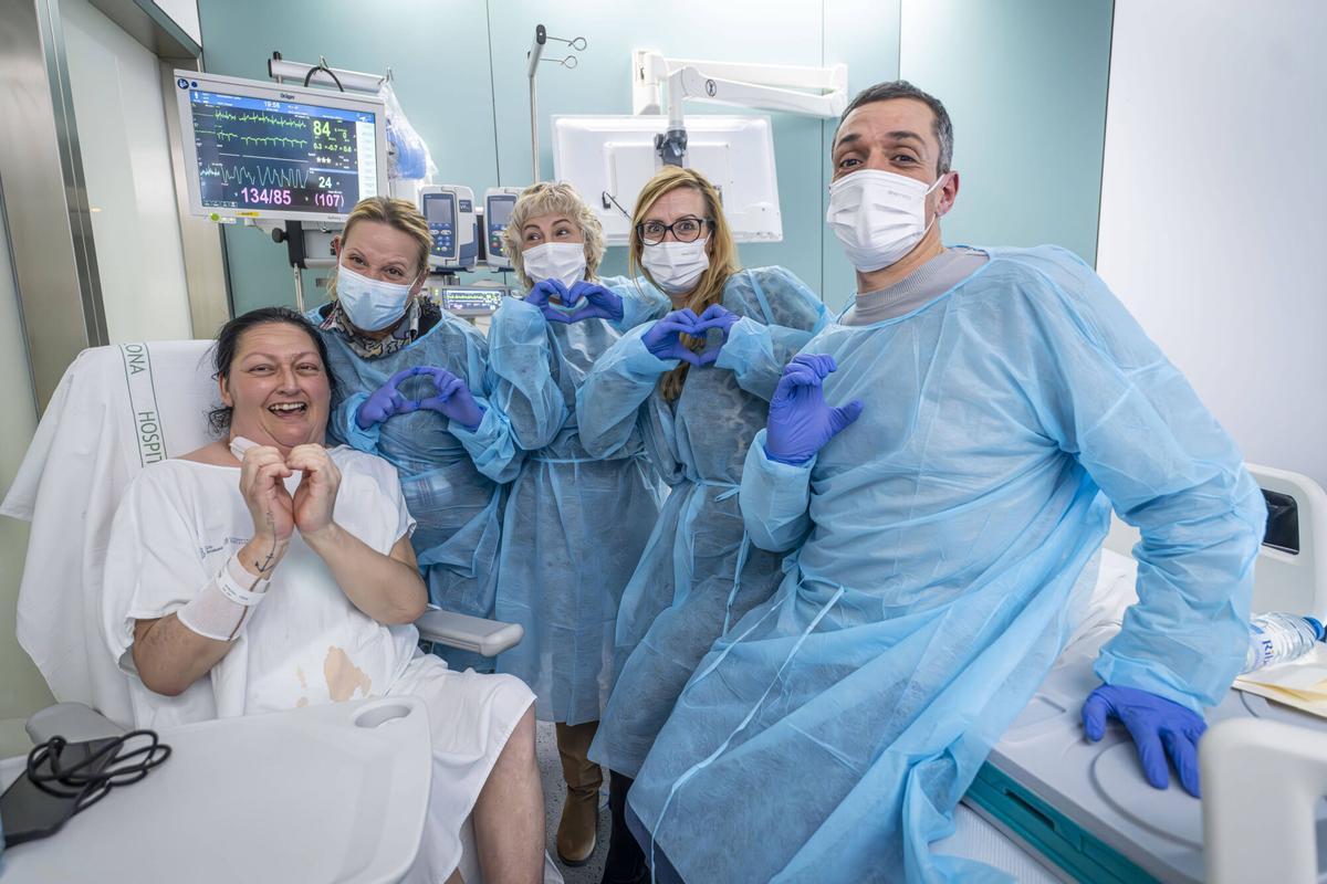 Foto del documental "Un corazón a contra reloj: los días en que Montse renació con los latidos de un donante". La protagonista días luego del trasplante de corazón en el Hospital Clinic.