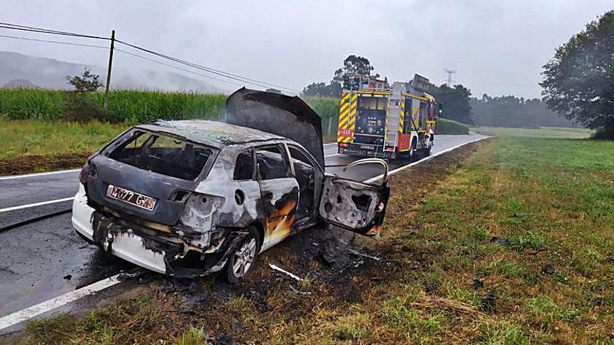 Turismo calcinado ayer en Escuadro. |  // PARQUE INTERCOMARCAL DE BOMBEROS