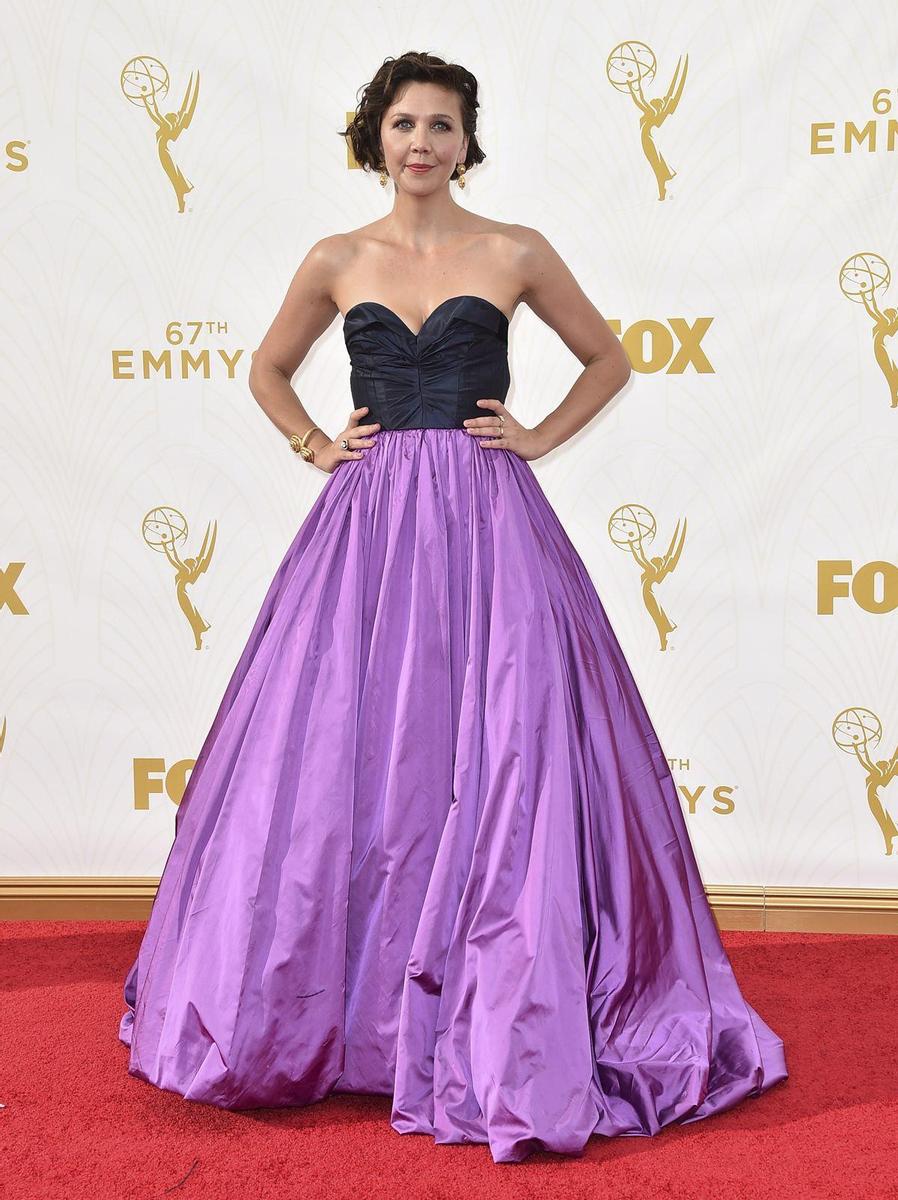 Emmy 2015: Maggie Gyllenhaal con vestido bicolor de Oscar de la Renta
