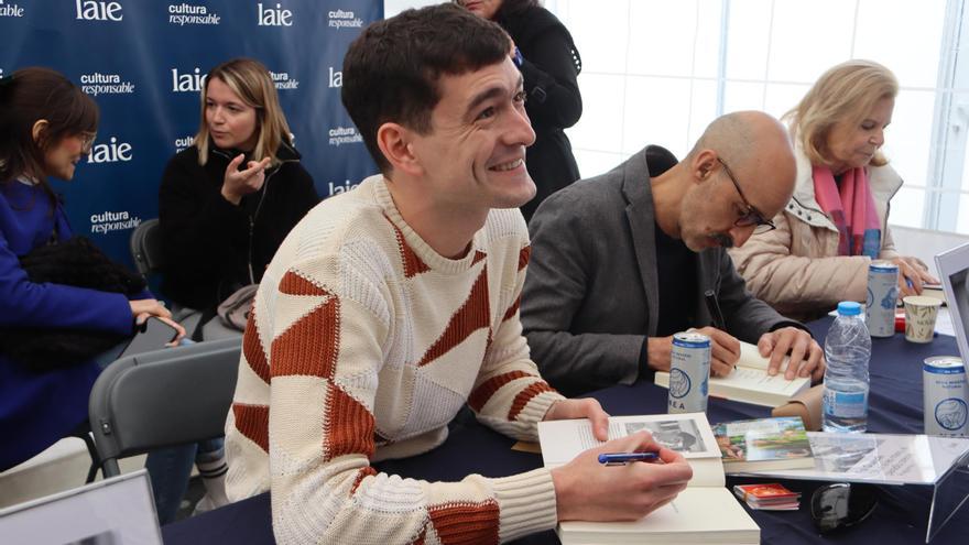 Els escriptors aprofiten Sant Jordi per acostar-se als seus lectors en una diada carregada d&#039;il·lusió