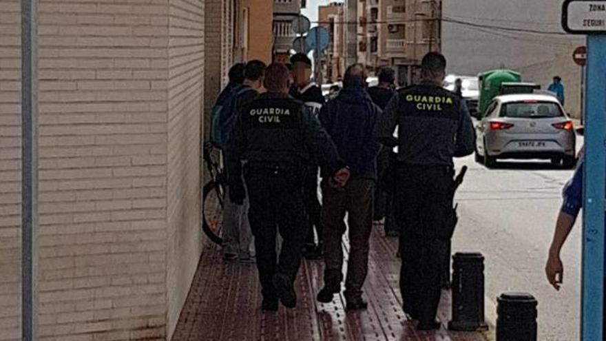 La Guardia Civil arresta al profesor de una academia por abusos a una menor