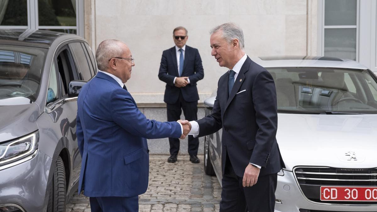Madrid, 12 de abril de 2023.- El lehendakari Iñigo Urkullu con el embajador francés Jean-Michele Casa.