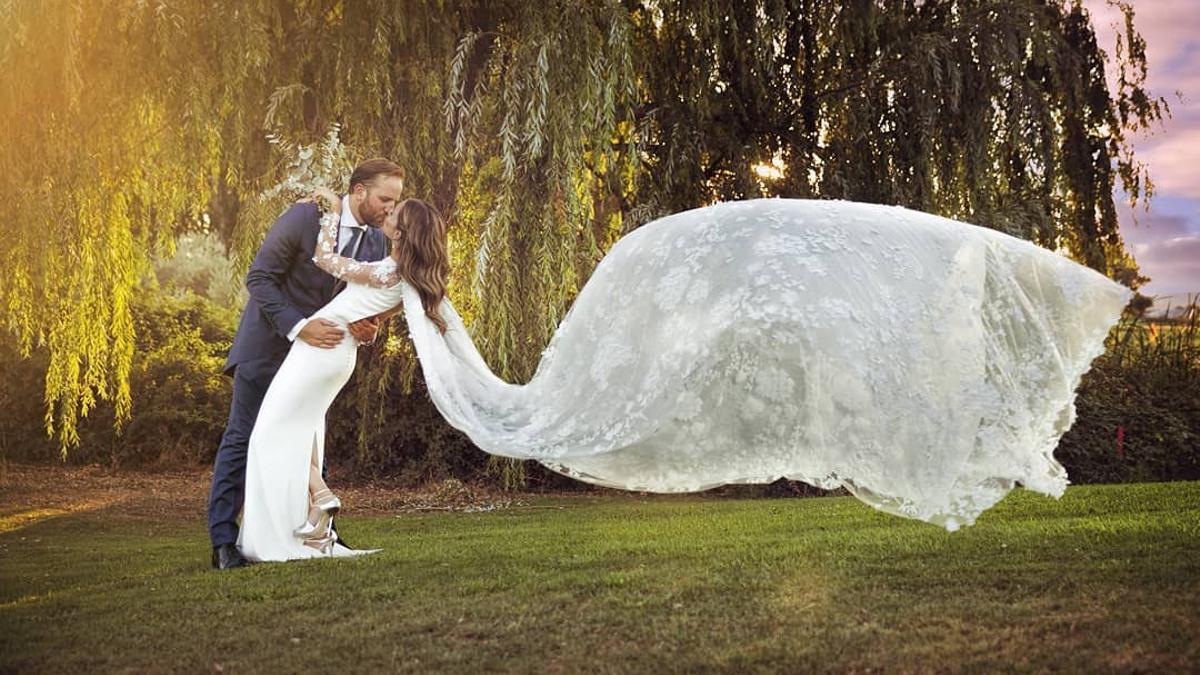 Vestido de novia con gran capa de tul bordada