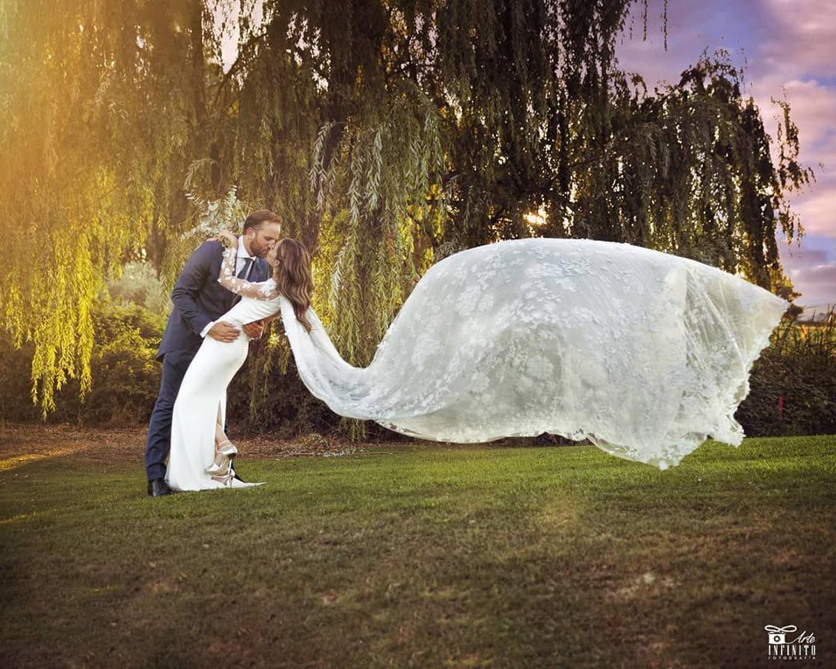 Vestido de novia con gran capa de tul bordada