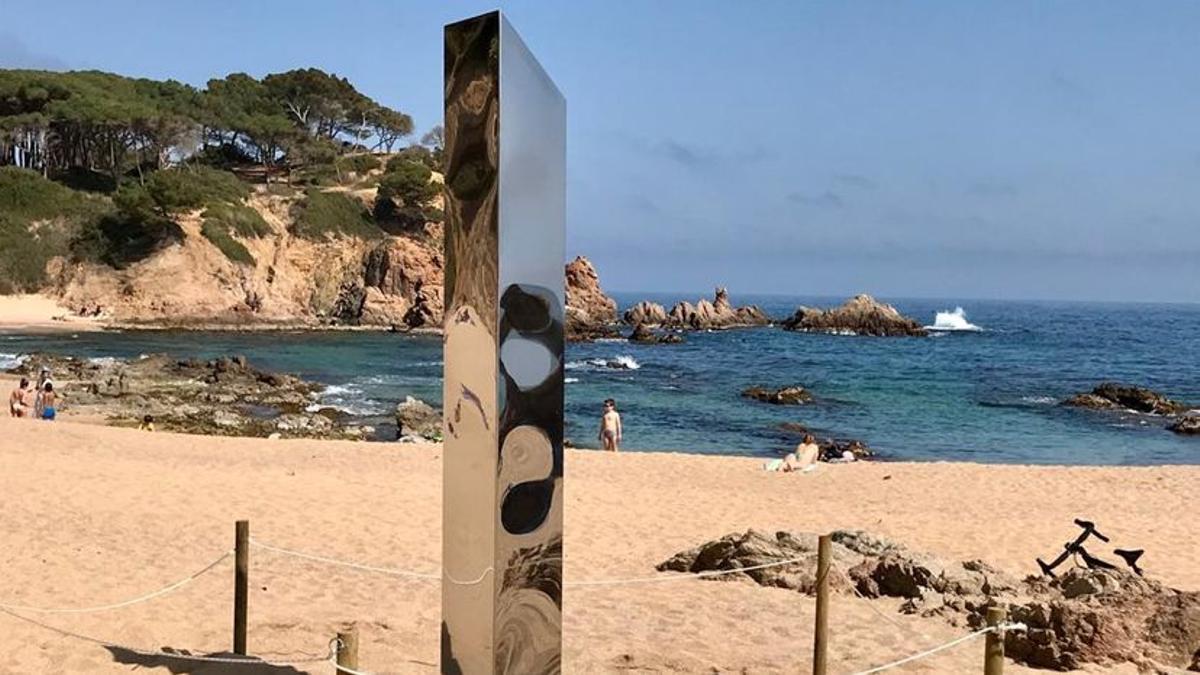 El monolito que apareció en la Costa Brava.